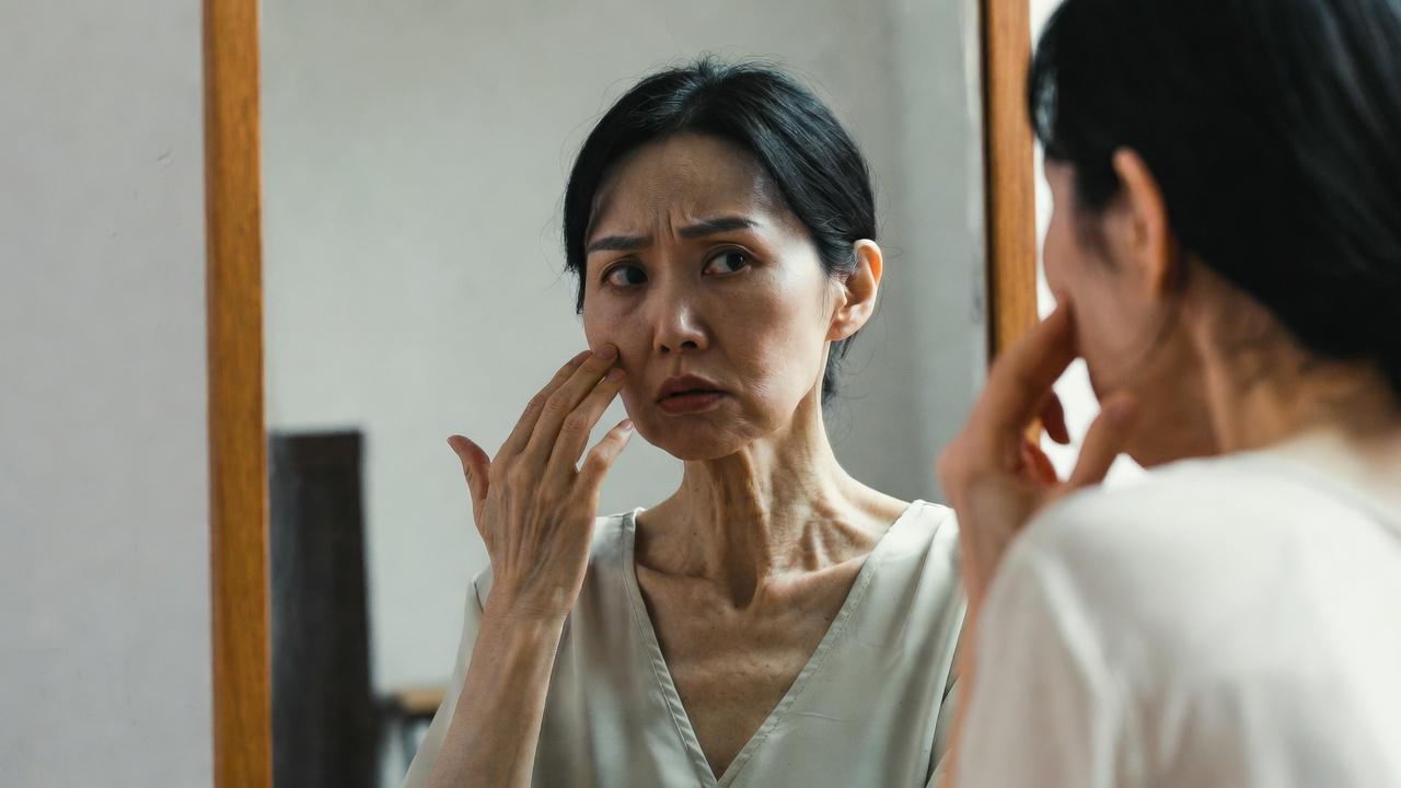 真夏の畑で害虫被害を受けるシシトウの葉