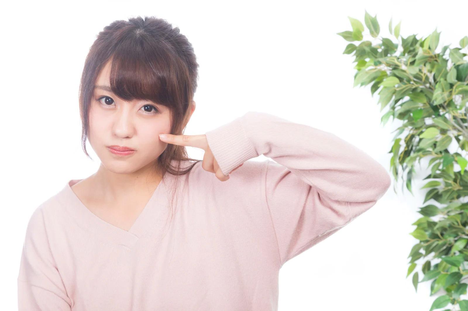 健全に育ったレタス畑を見渡し収穫を迎えるイメージ