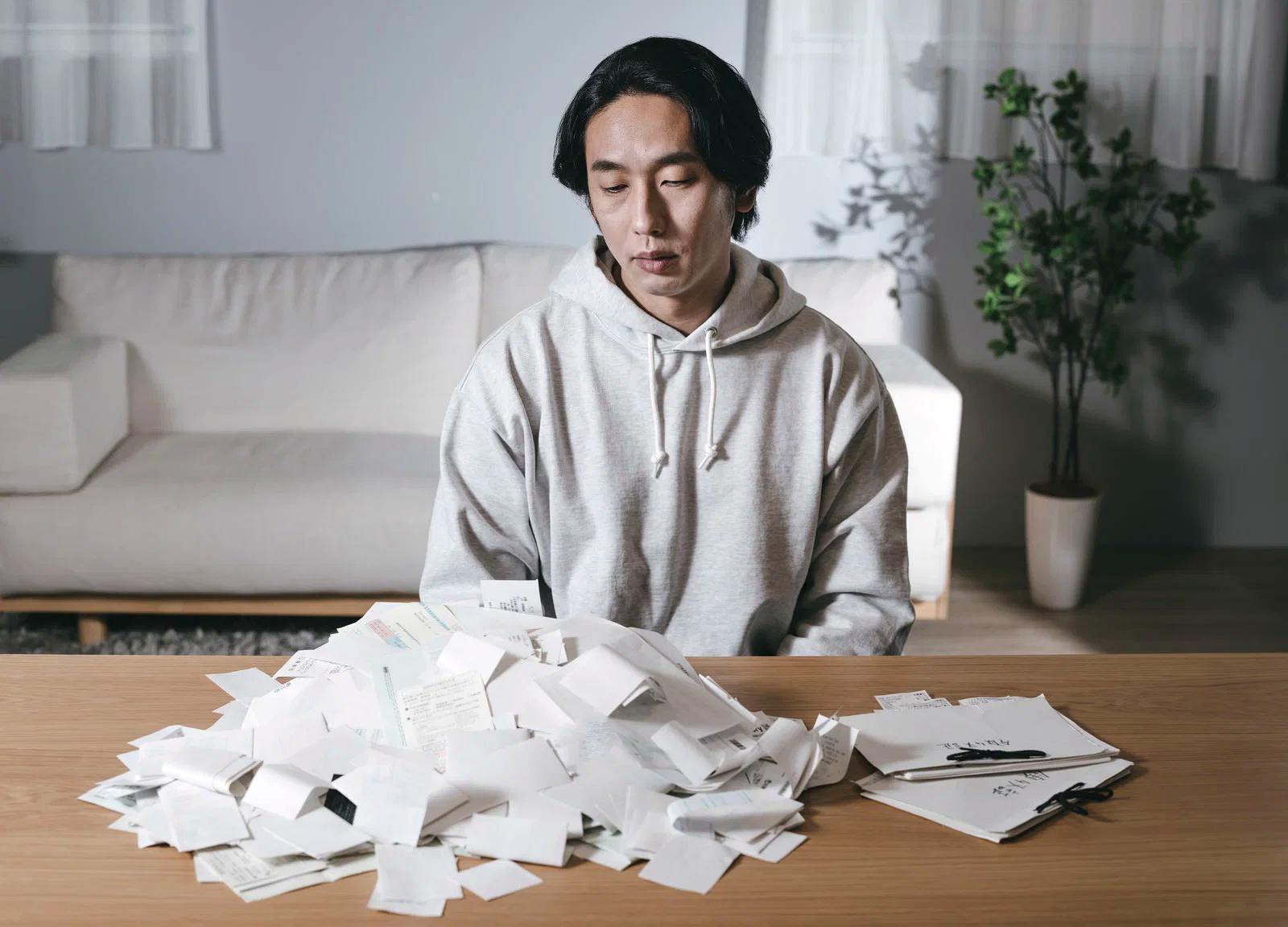 葉の裏を確認して害虫を探す農作業の様子
