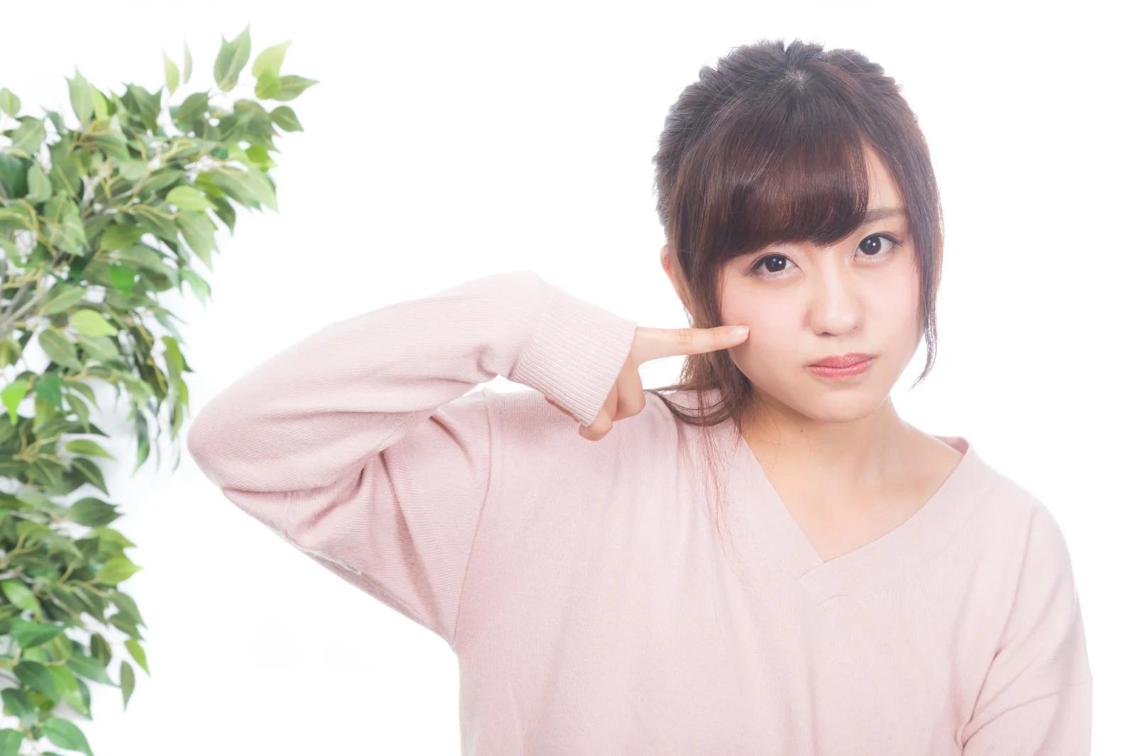 実が育たないズッキーニの株と未成熟の果実