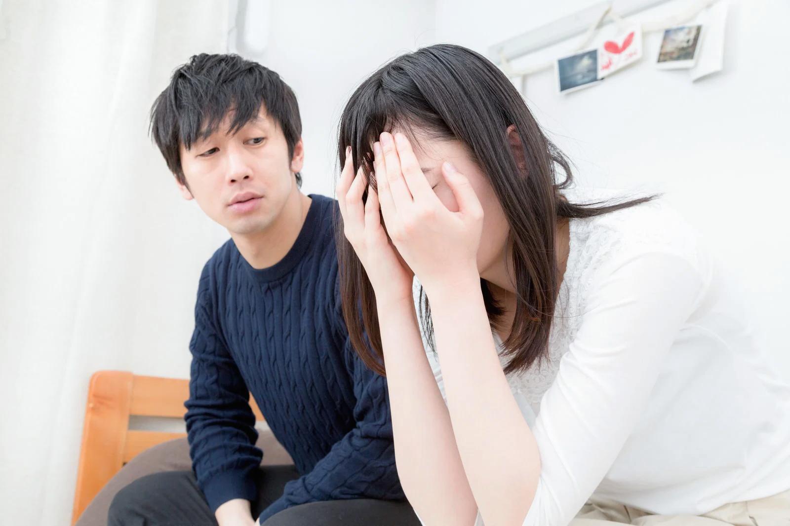 オクラの苗が植え付け後にしおれてしまう様子と原因を示す畑のイメージ