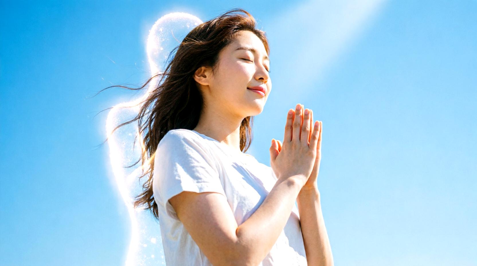 朝に開花したズッキーニの雌花を確認する様子