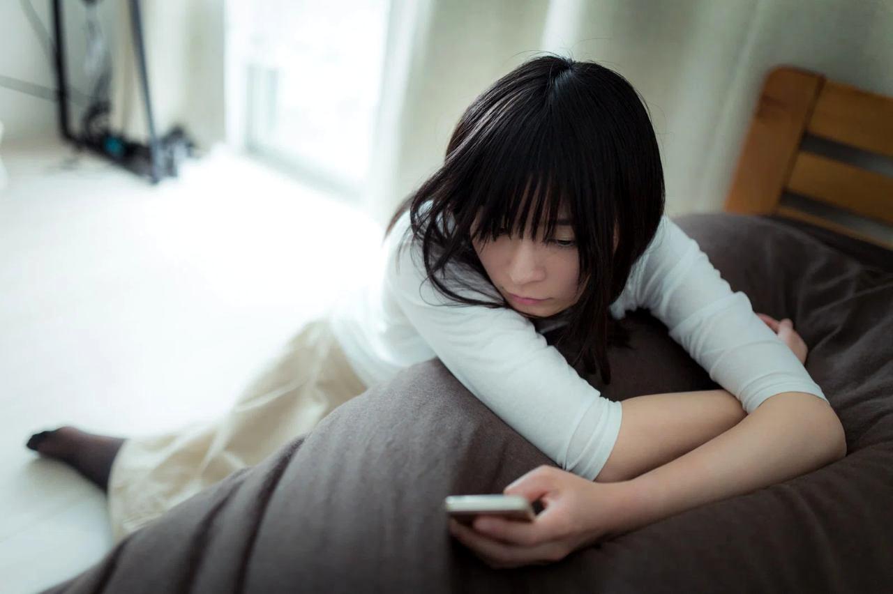 黄色く変色ししなびたブロッコリーと、瑞々しい朝採りのブロッコリーを並べた比較画像