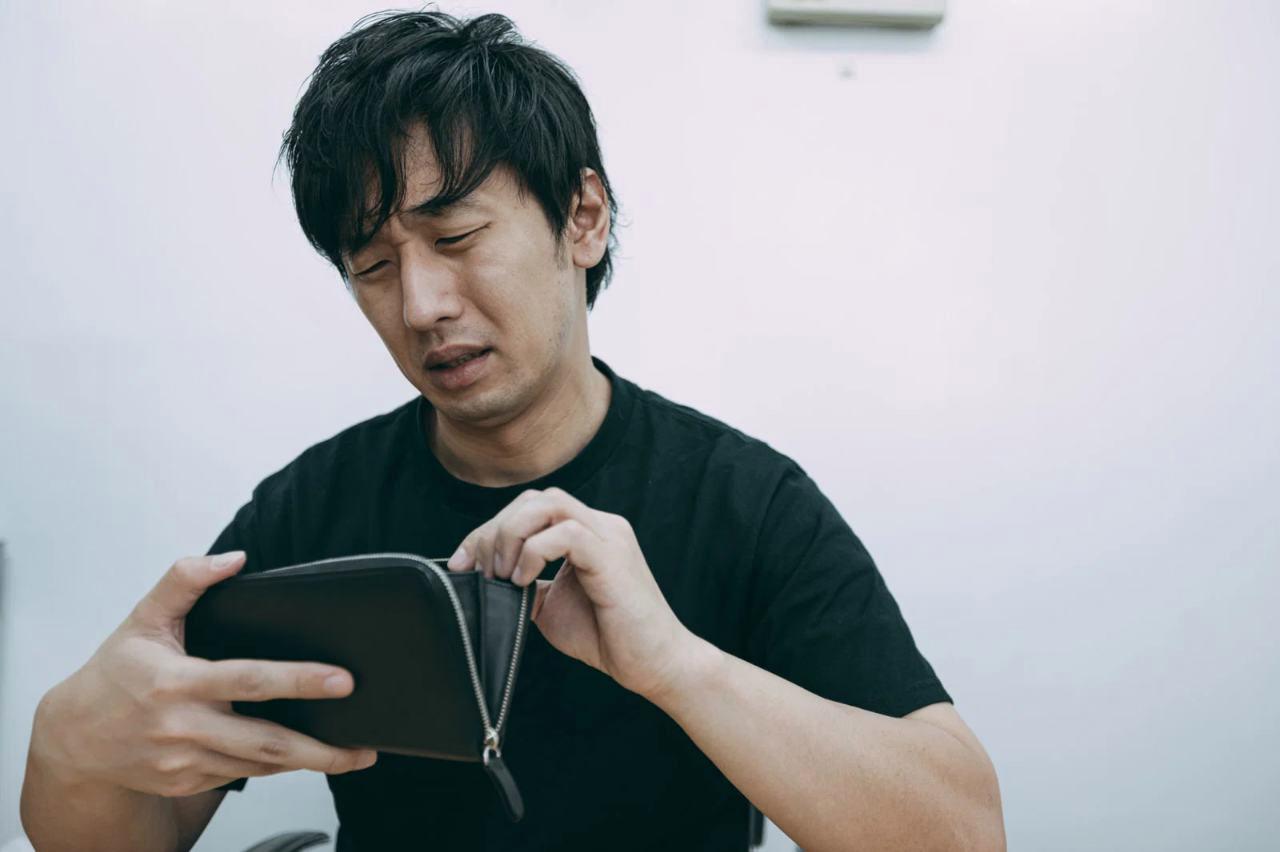 黄色く変色したキュウリの実が落ちる原因を確認する場面