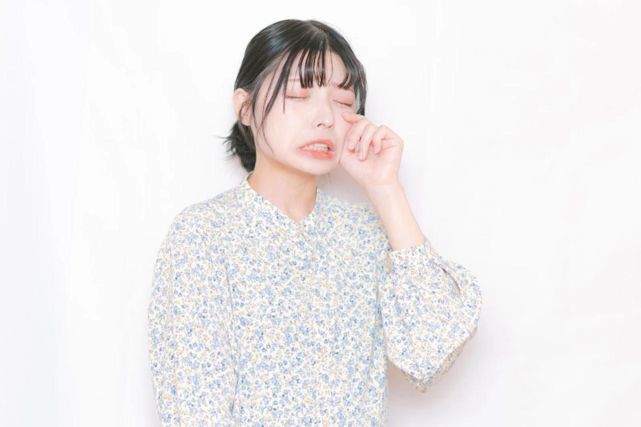 立ち枯れ症状が出たキャベツ苗と湿った土壌の様子