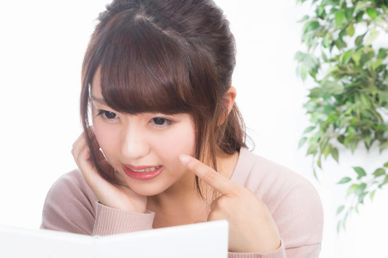 土寄せが不十分で着果不良になったラッカセイの株と、対照的に実をつけた株