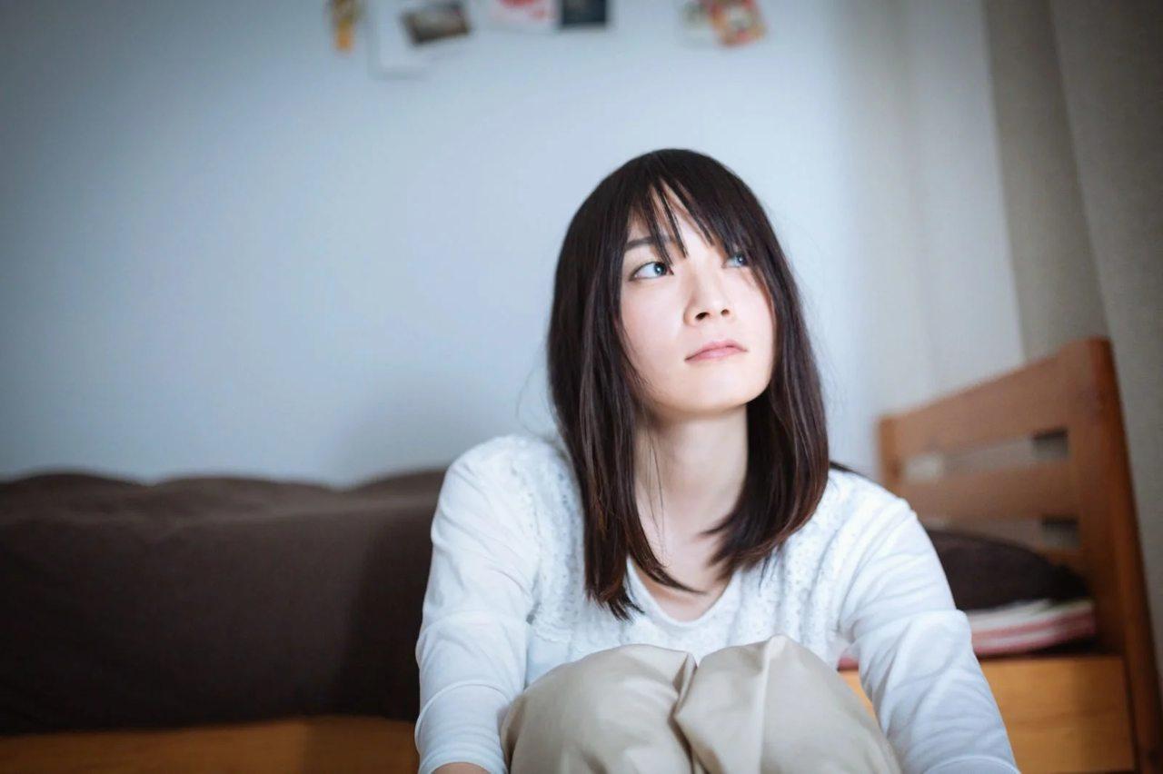 硬く締まった粘土質の畑で育つ曲がったニンジン