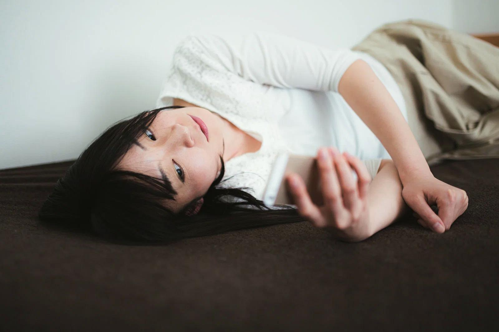 イチゴの果実が小さくなる原因を示すハウス栽培の全体イメージ