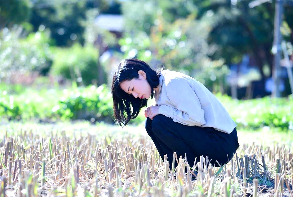 農薬ラベルを確認しながら、必要最小限の散布を行っている様子の写真