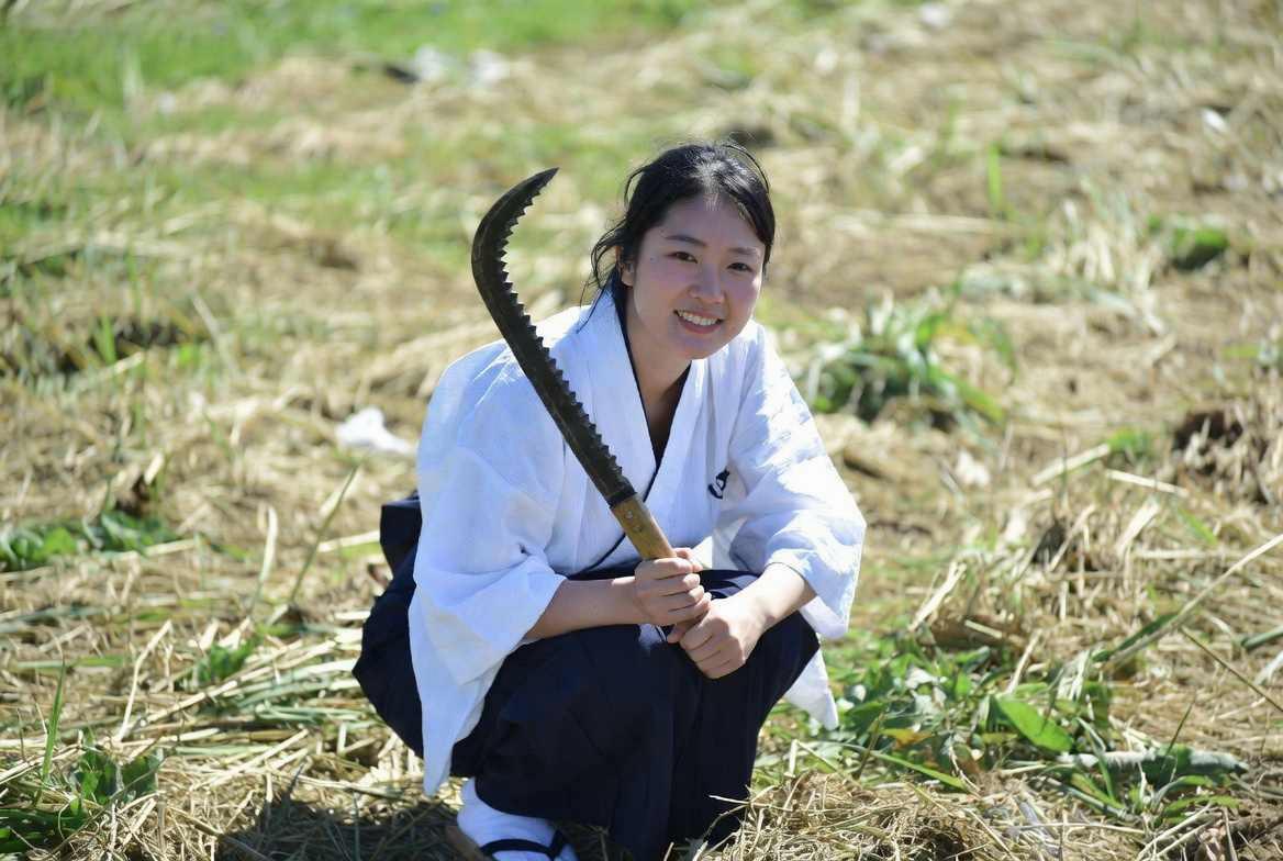 夏の屋外作業で熱中症対策を意識しながら草刈り準備をする様子