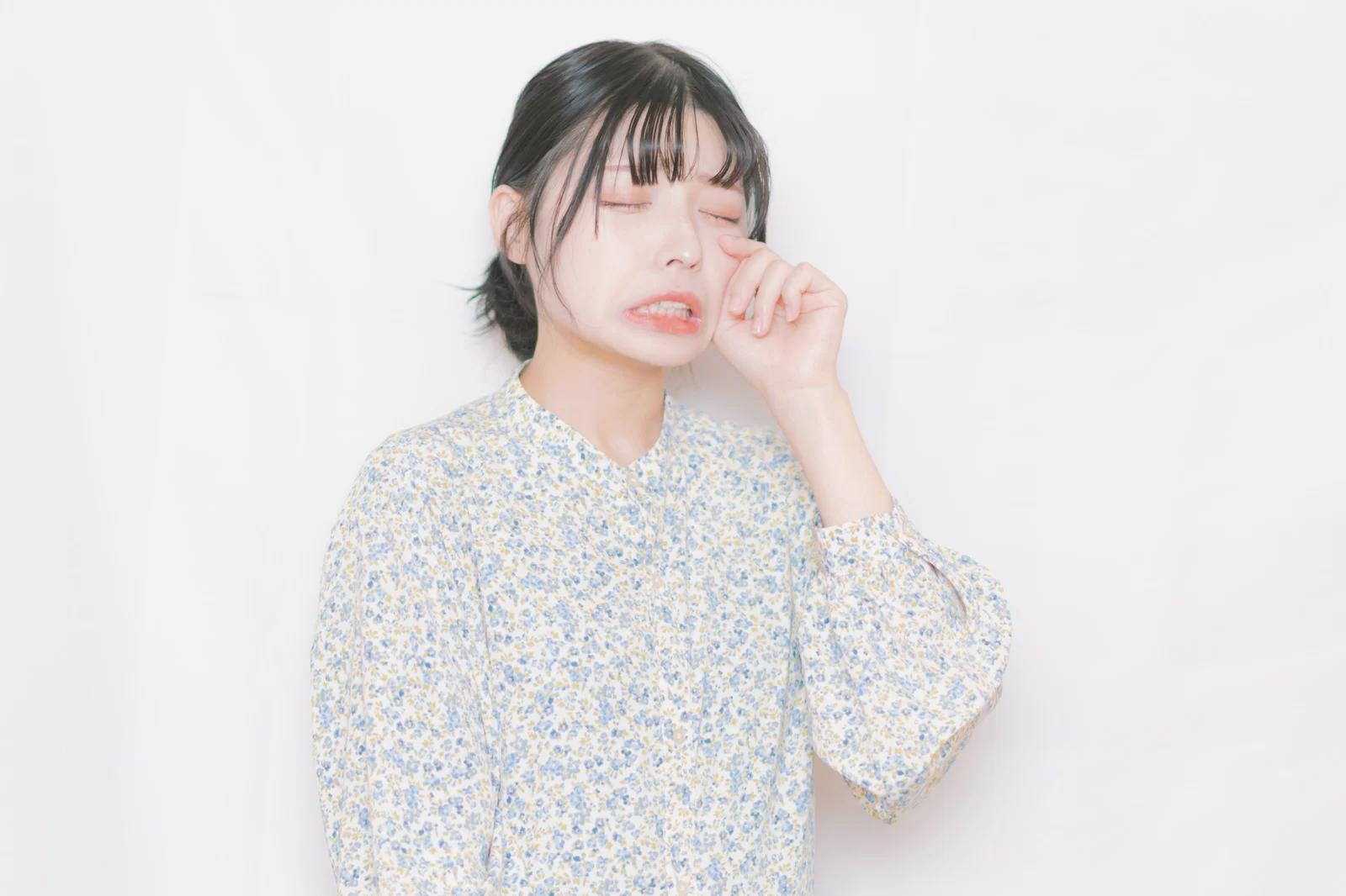葉に小さな穴が開いたラディッシュと害虫被害の様子