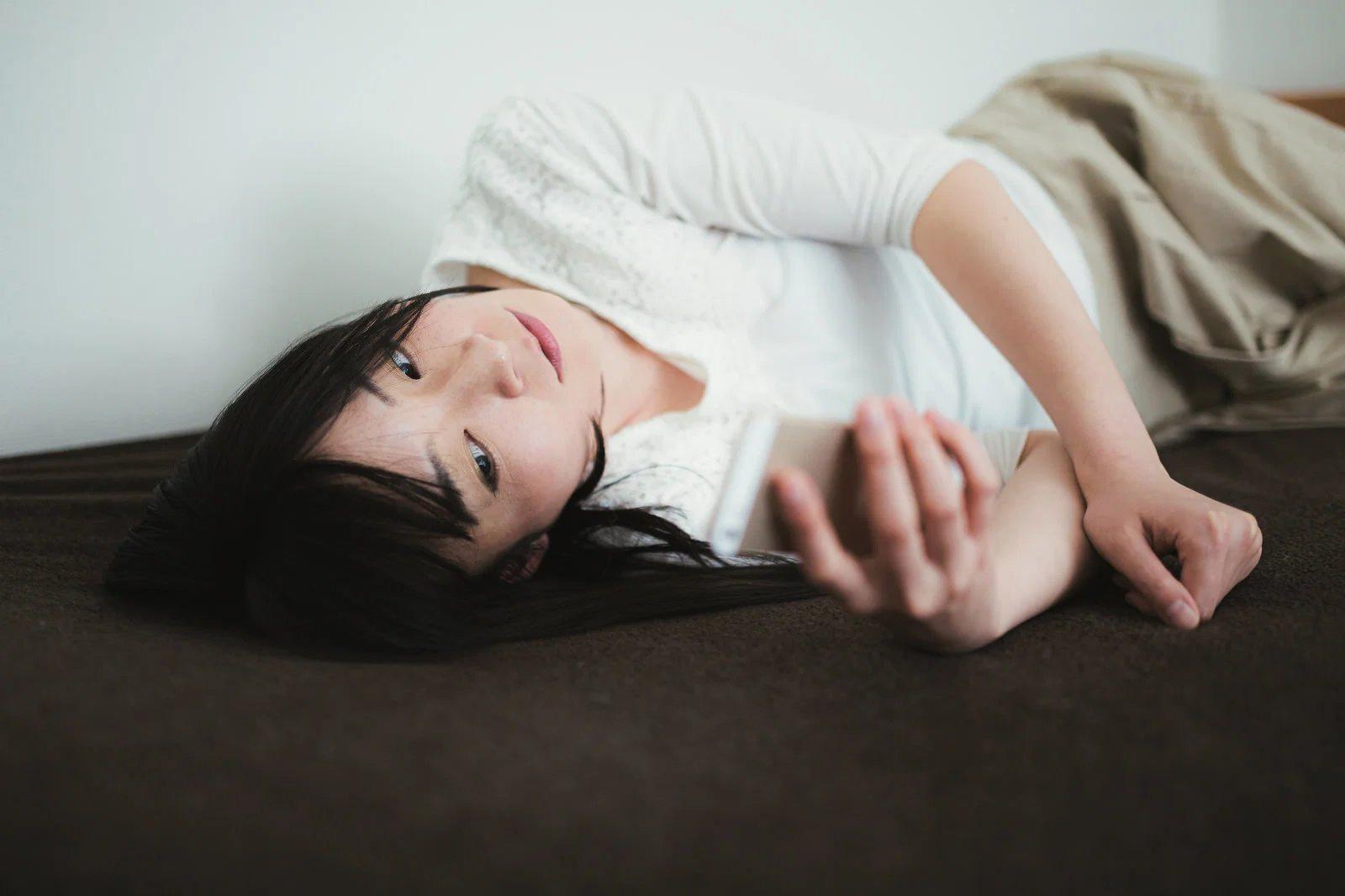 長崎の家庭菜園で育ちが悪いゴーヤの株と温暖な畑の様子
