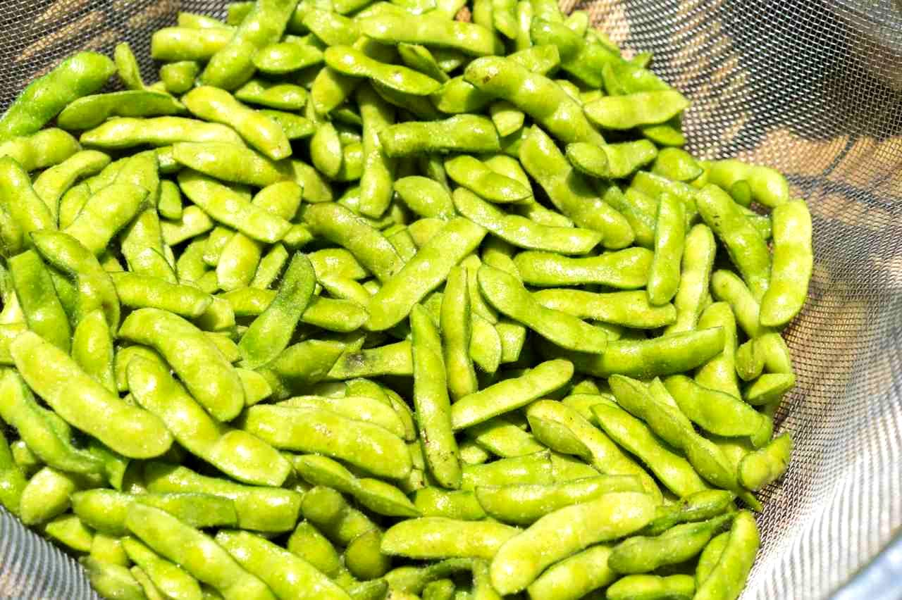 成熟したカボチャを家庭菜園で収穫する様子