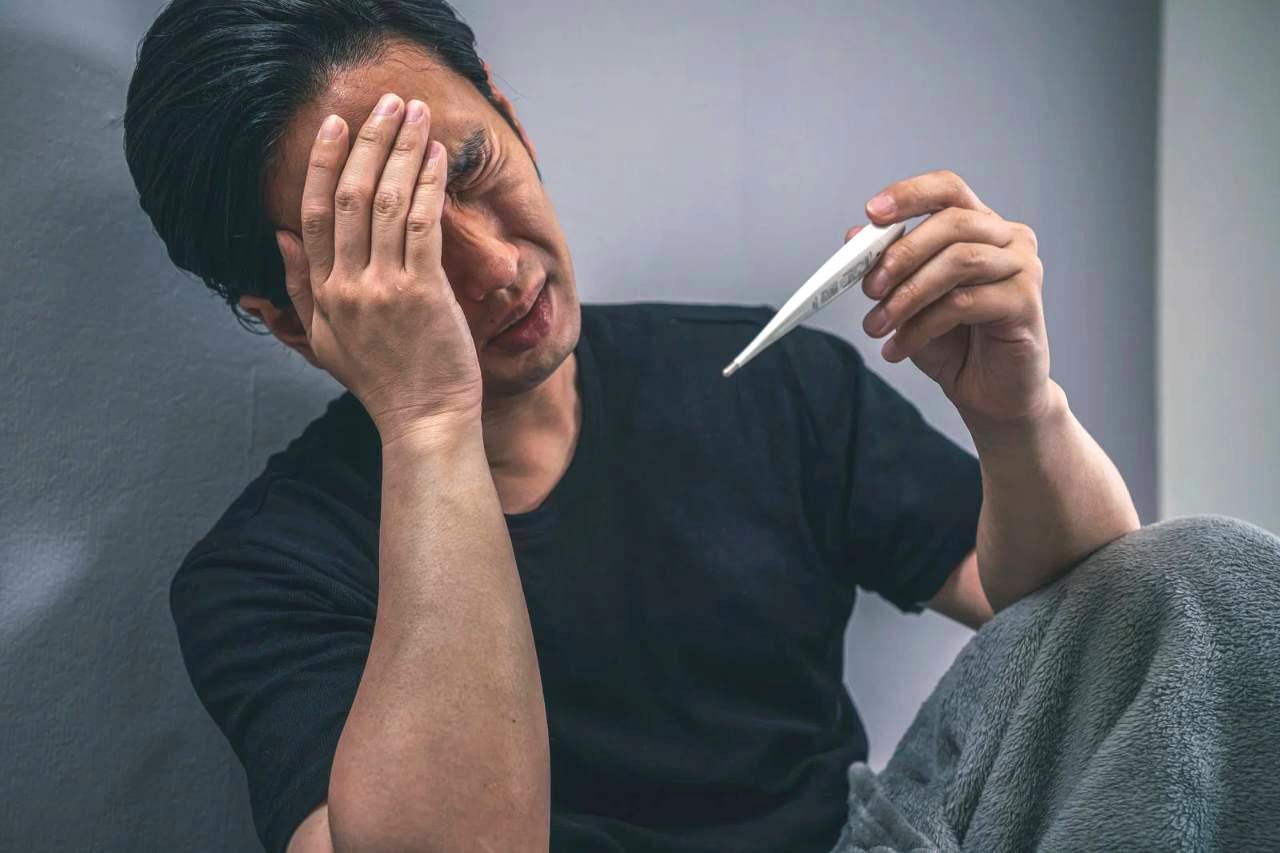 枯れた苗と割れたトンネル支柱が写る失敗例の畑と、その隣で順調に育つ比較対照区