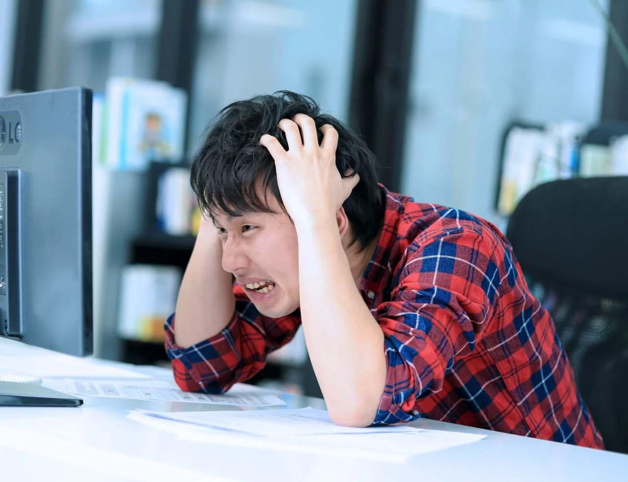アスパラガスの根を掘り起こし、細い根と太い根の構造を観察している様子
