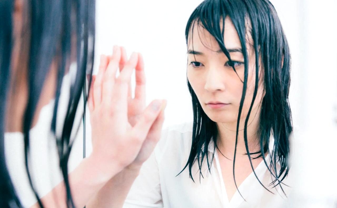 パプリカの実にできた尻腐れ病の黒い斑点を確認する様子