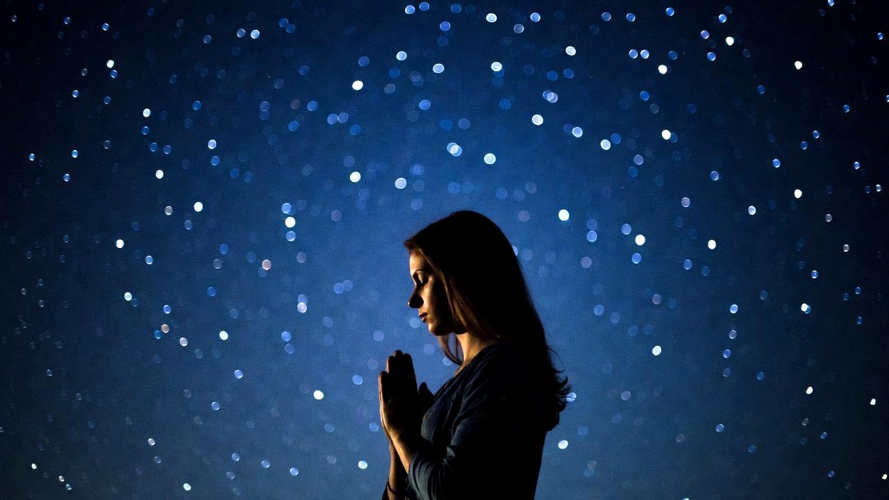 カボチャの下に藁と不織布を敷いた座布団敷きの断面イメージ図