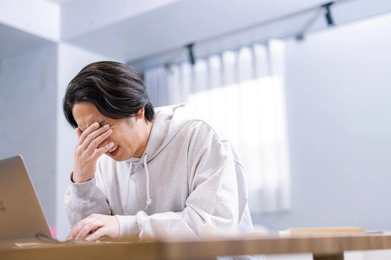 シカに食い荒らされて無残になった水菜の畑のクローズアップ