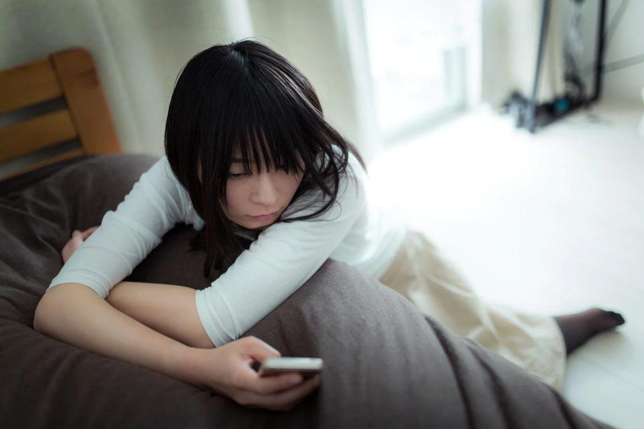 水はけの悪い土壌で根腐れを起こしたオクラの株のアイキャッチ画像
