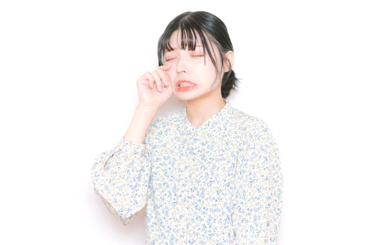 倒れた簡易電気柵と、その脇を悠々と通り抜けるイノシシのシルエット