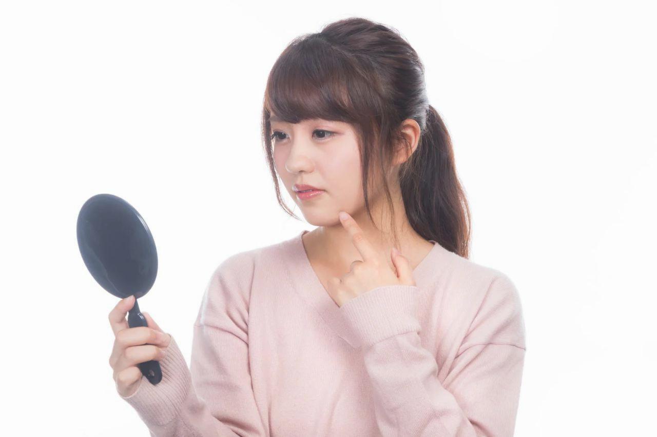 茎枯病に感染したアスパラガスの茎を、健康な部分から切り落としている様子を撮影した写真