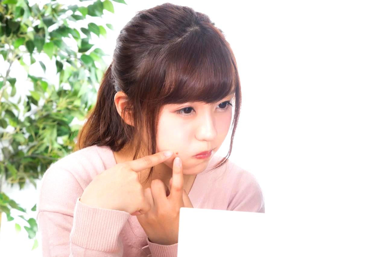 表面がカラカラに乾燥した土壌と、そこに眠るままの小さな水菜の種。