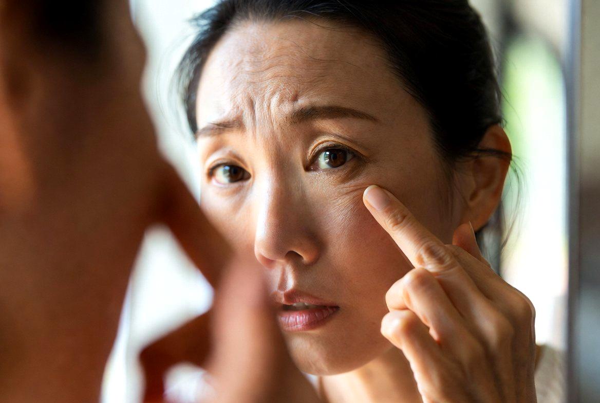 弱ったヘチマの葉やつるを確認する様子