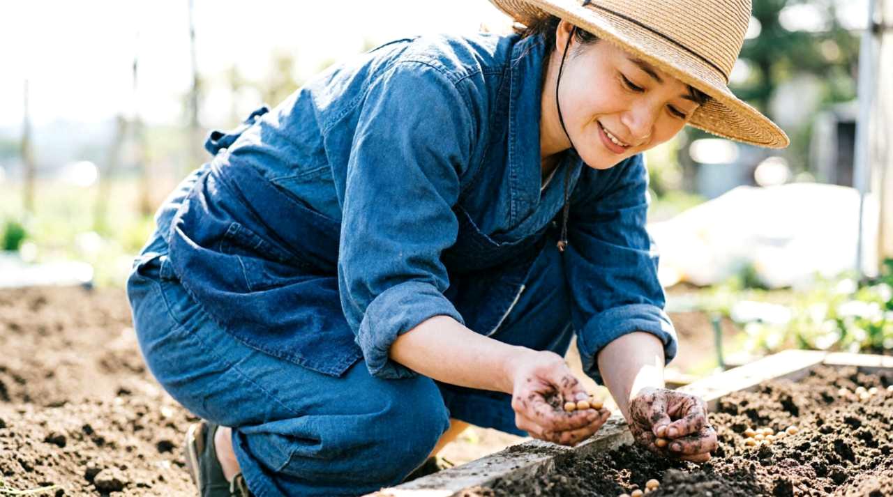 前回の間引きで抜いた苗を観察しながら次回の播種計画を考えている手元