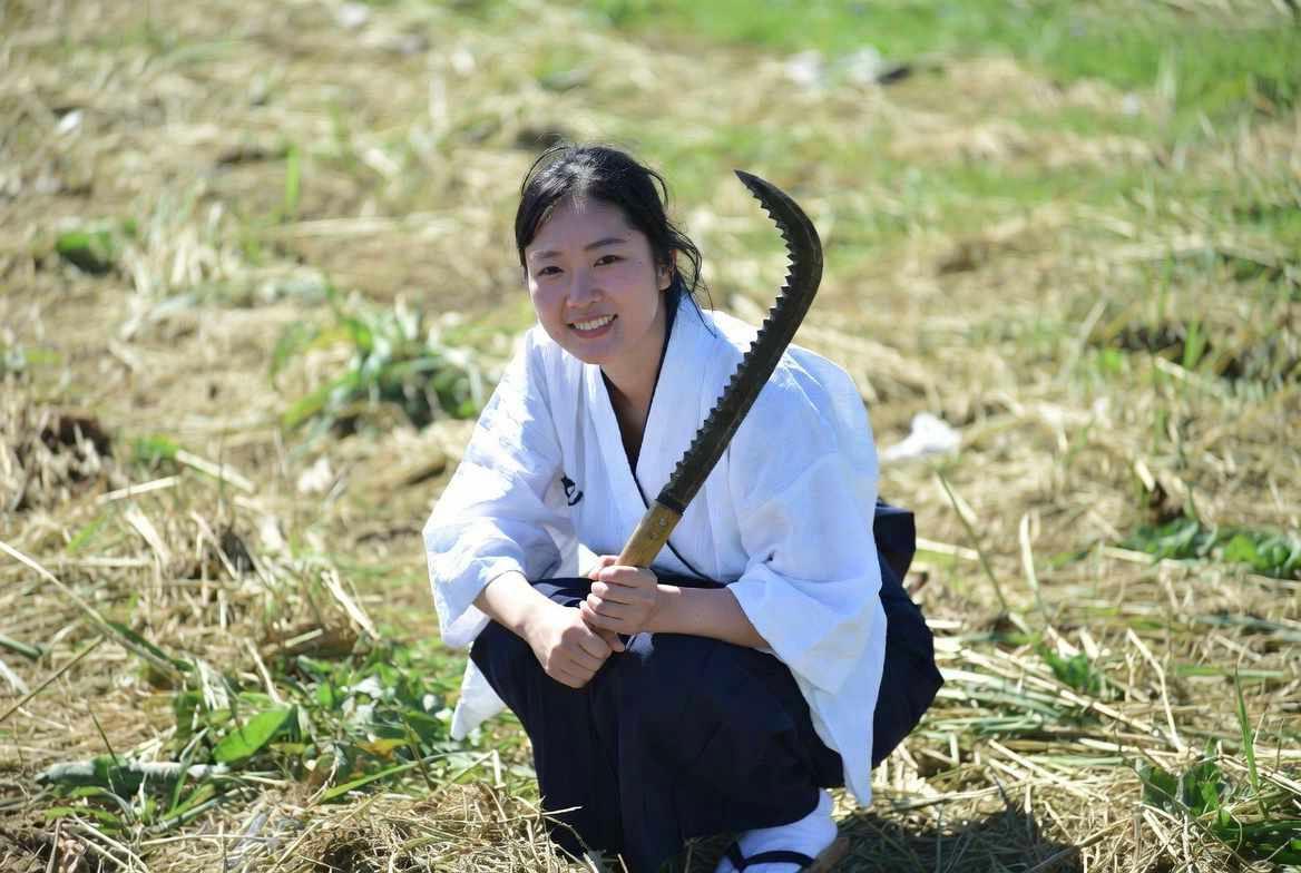 スイバ対策の除草剤を安全に散布する保護具を着けた作業風景