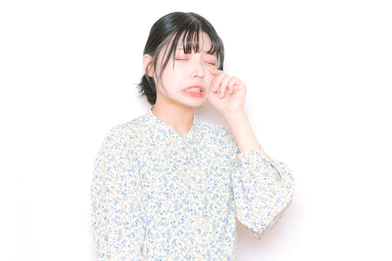 育苗ポットから伸びた細長いキャベツの徒長苗が窓際に置かれている様子