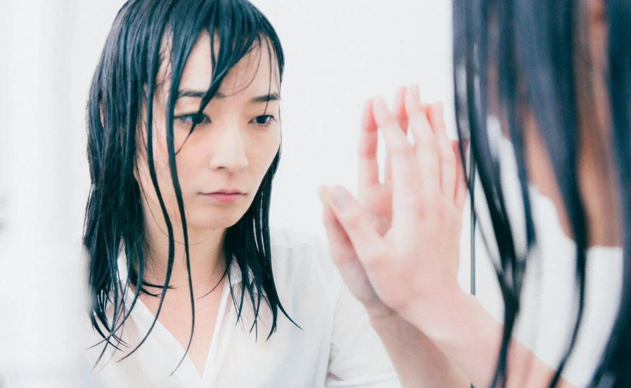 黄色く変色し萎れたキュウリの葉と、曲がった果実のクローズアップ