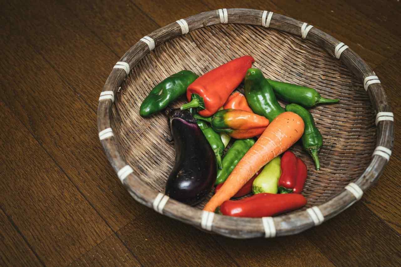 収穫時期を過ぎたニンジンの状態を確認する画像