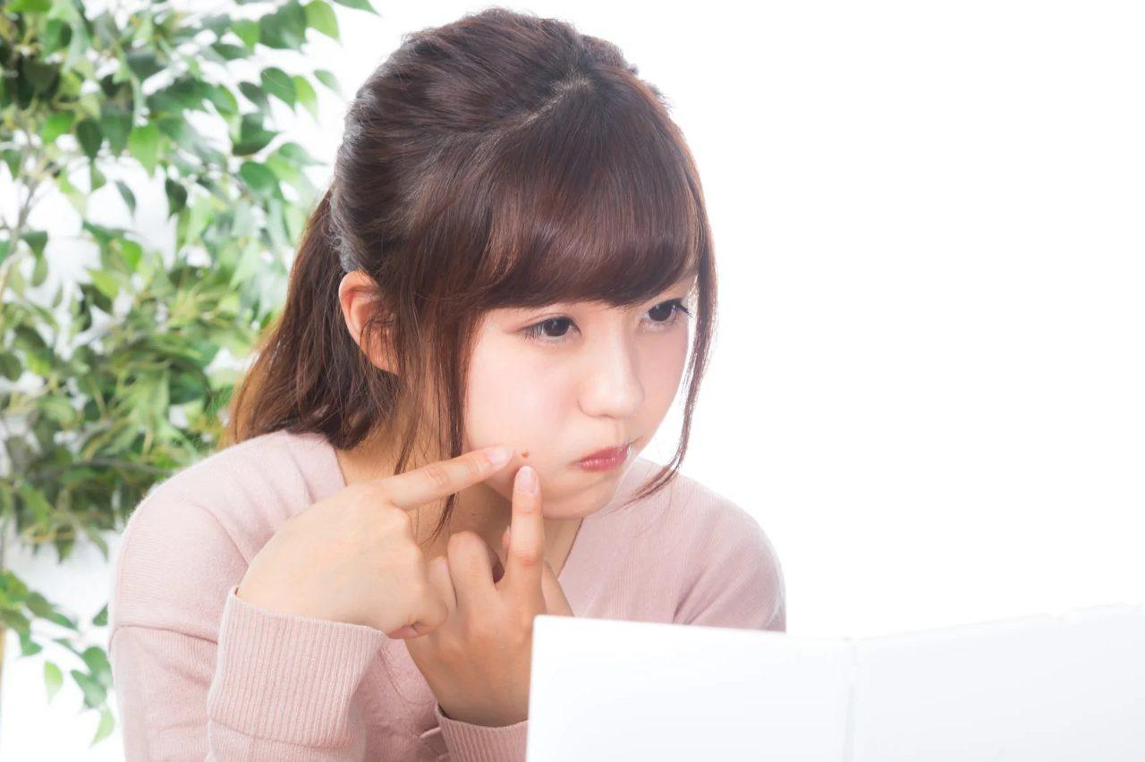 植え替え後に葉がしおれたパプリカの苗を確認している様子